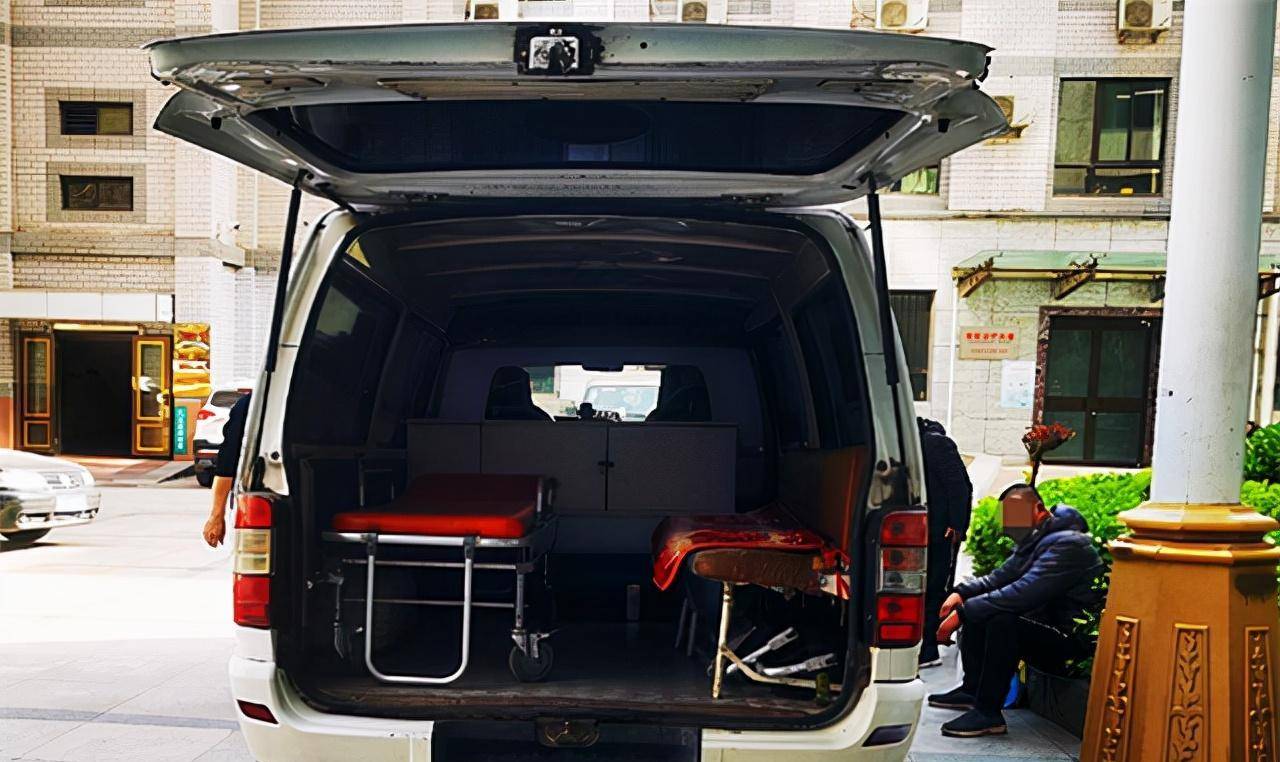 原创黑救护车的生意经人死在半路钱要翻倍敢举报就拉去殡仪馆烧了