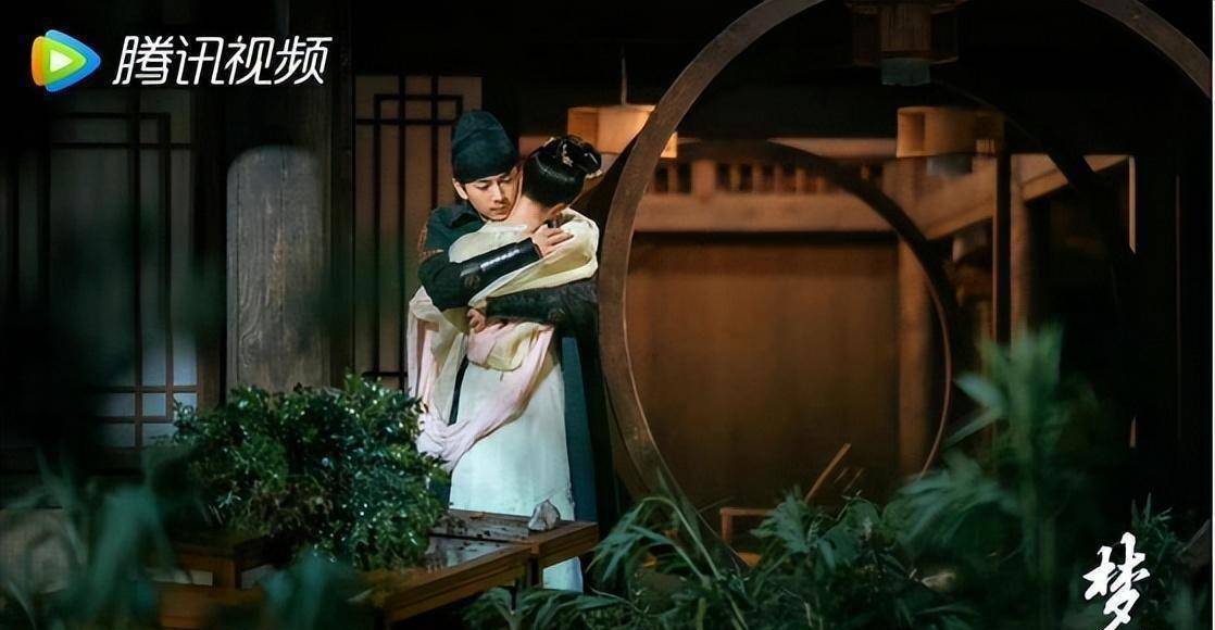 说到拥抱,怎么能少了《三生三世十里桃花》中杨幂饰演的白浅和赵又廷