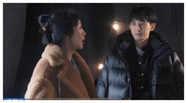 当得知纪凌尘,何洛洛已提前到片场后,李菲儿更加无语,直接对锦超表示"