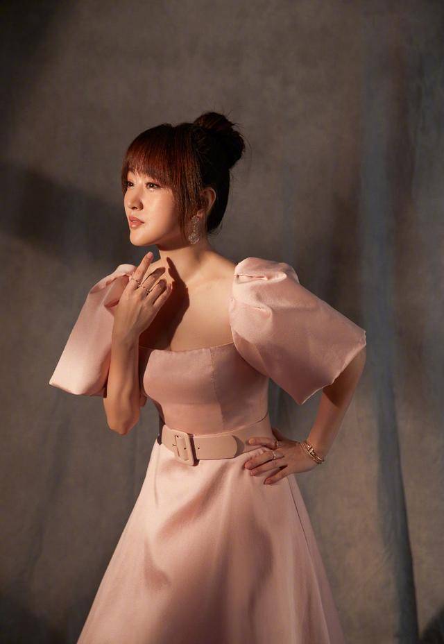 杨钰莹终于不扮嫩了,穿着一条红色连衣裙,美的让人忘了年龄!