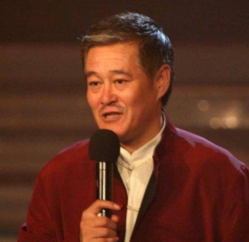 艺术团作为一名小品演员,他先是与知名小品演员潘长江表演了瞎子观