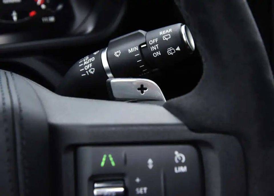 此外,新卫士v8系列的车型,方向盘后侧带有换挡拨片,这对于保守的路虎