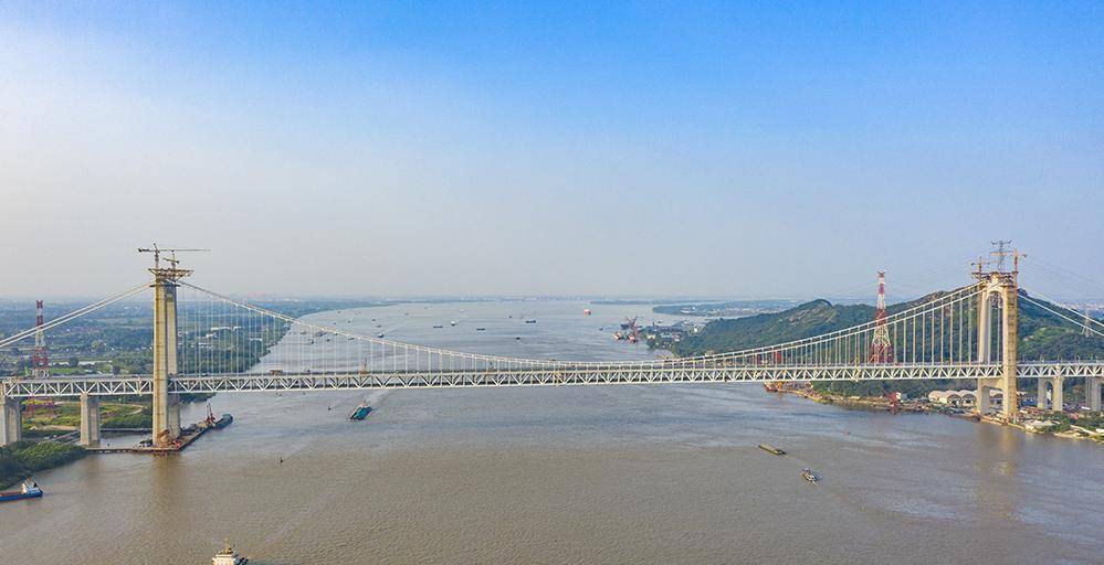 主跨长1092米),位于长江水道之上,是连接苏高速s39,连镇高速铁路的