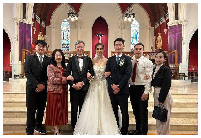 吴香伦_家庭_一家