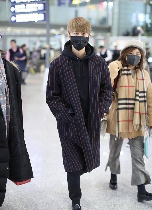 原创原创帅气奶爸任嘉伦戴眼镜显儒雅反穿毛衣挺有型魅力尽显