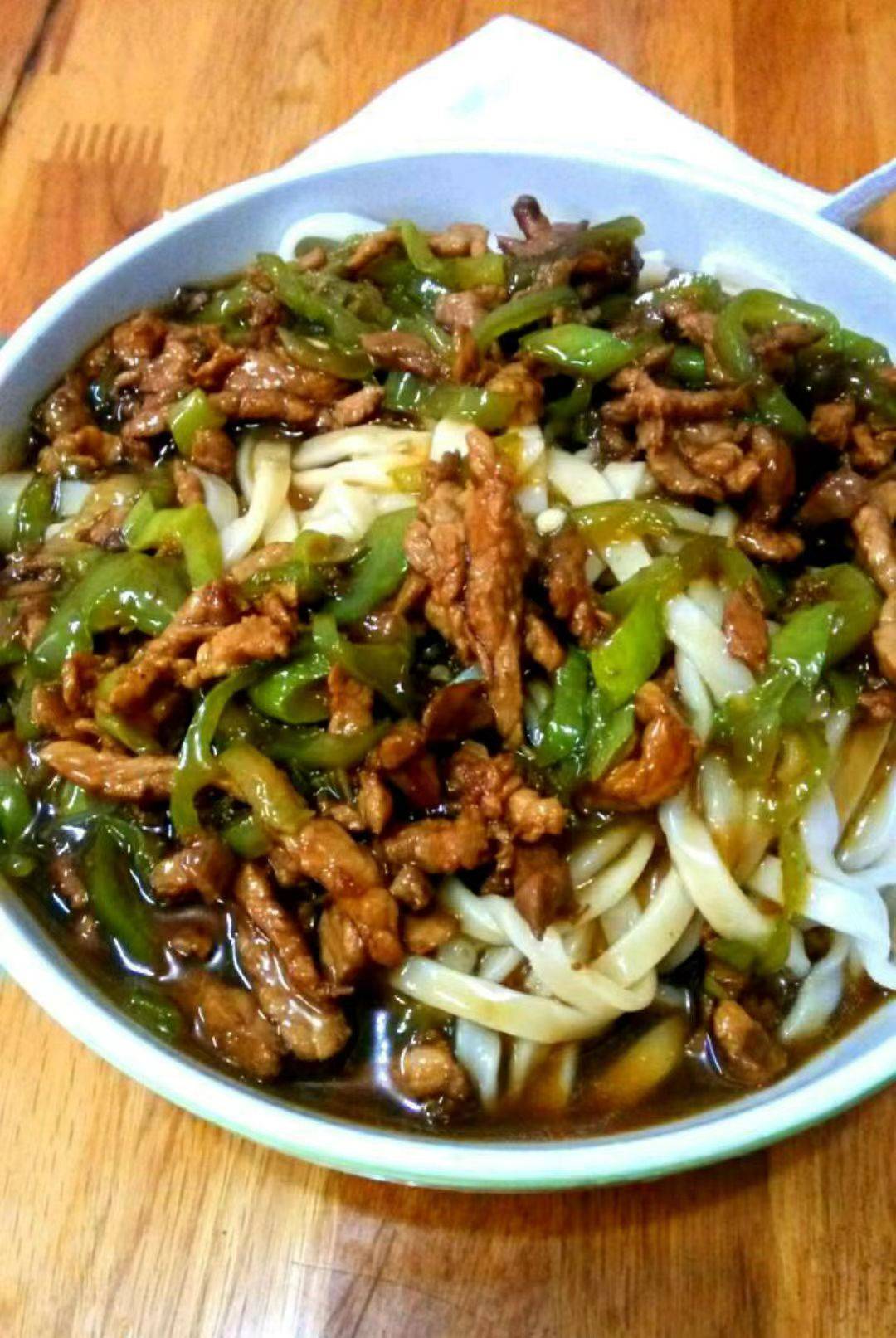 天水打卤面这道充满地方特色的传统面食以其独特的咸辣口感和令人