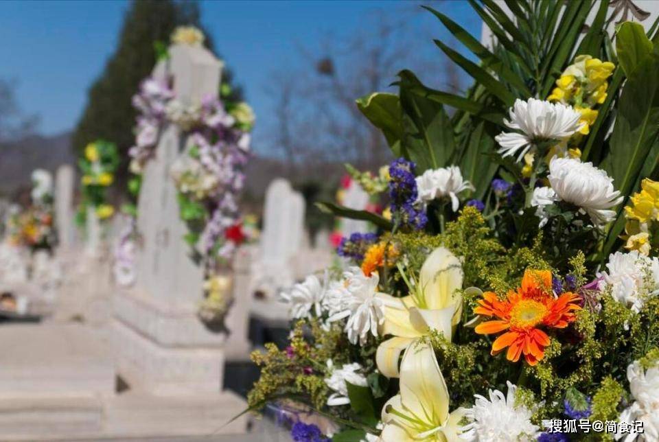 原创坟头塌子孙稀坟上无草绝家资是什么意思清明上坟要留意