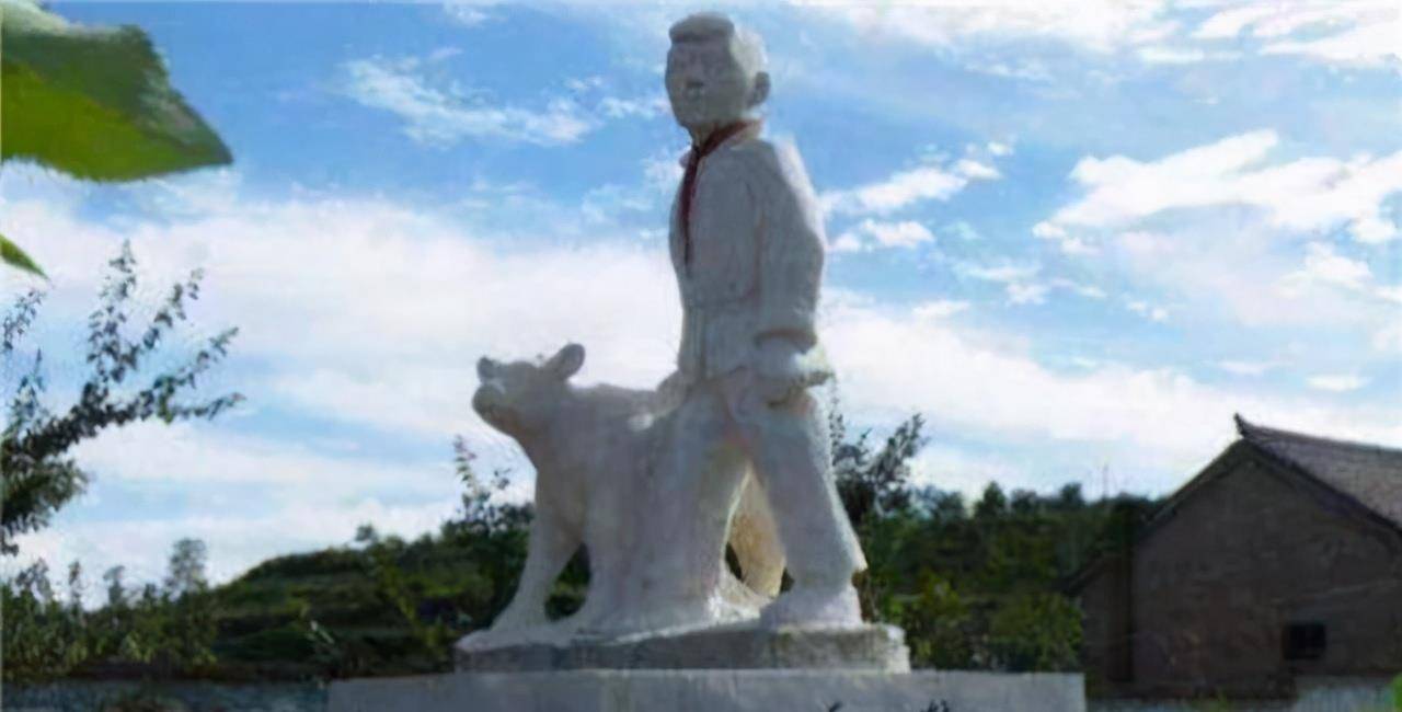 王二小墓地现状:葬于牺牲处,儿时玩伴守墓59年