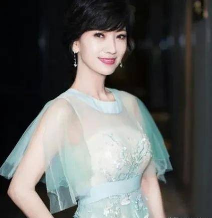 叶童瘦成"纸片人",体重只有70斤,独自吃路边摊让人心疼_赵雅芝_表演