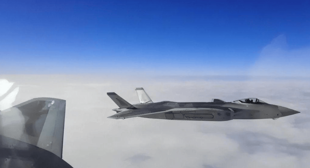 疑似f22逼近中方领空,多架歼20携实弹缠斗,全程压制将其驱离