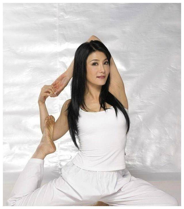 皇家师姐56岁拍戏高空掉落无替身,差一点丧命现看起来仍似少女_杨丽菁