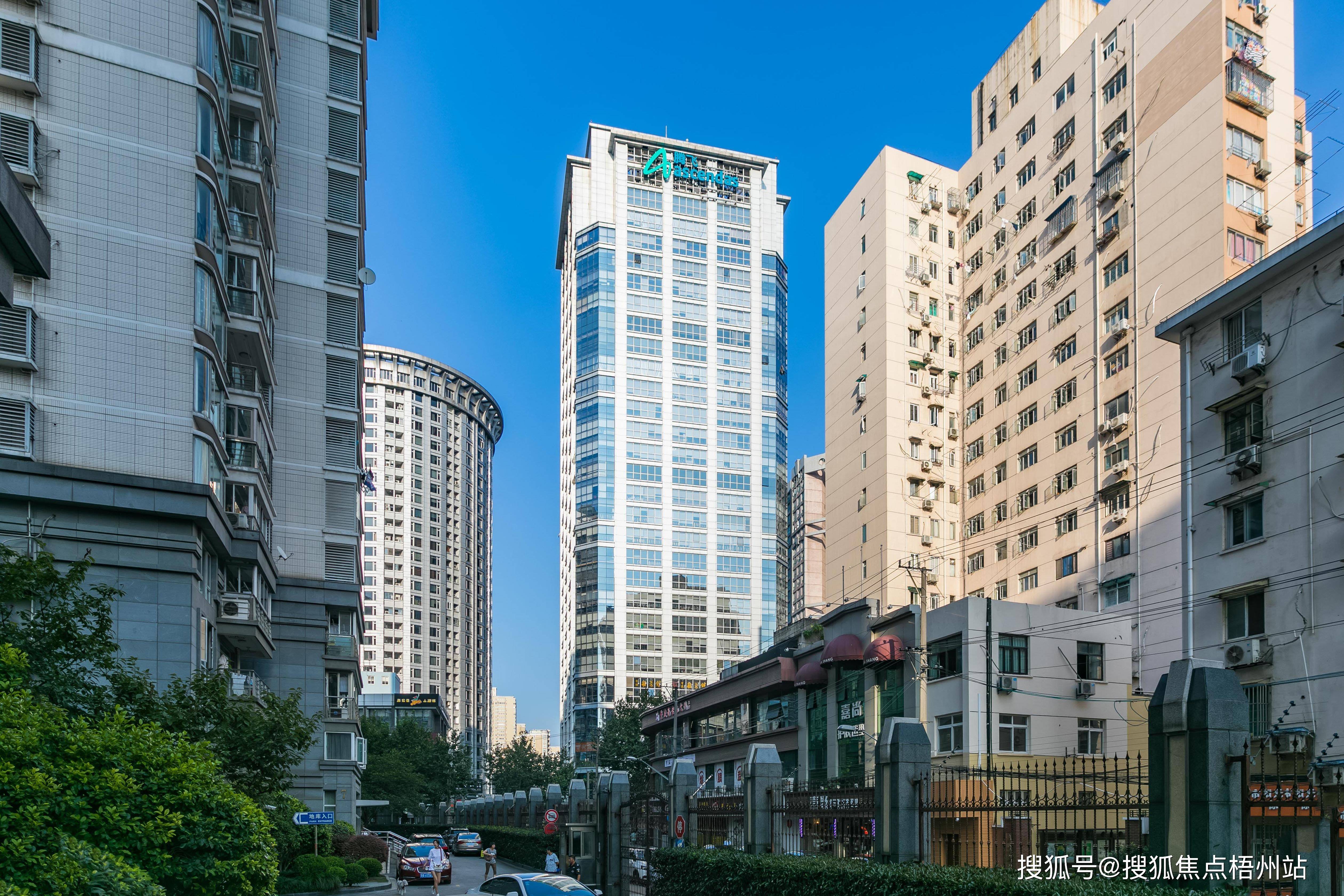 上海嘉汇国际广场联合办公租120人工位精装修交通便利可注册