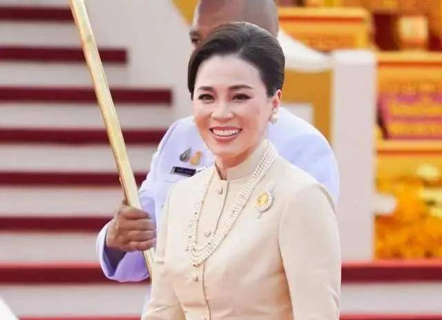 46岁苏提达王后憔悴了眼角的皱纹好明显路透照才是真实颜值