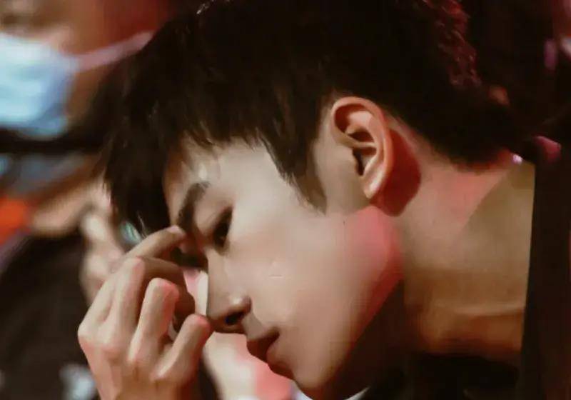 原创易烊千玺素颜生图遭疯传侧颜精致当他回眸那一刻沦陷