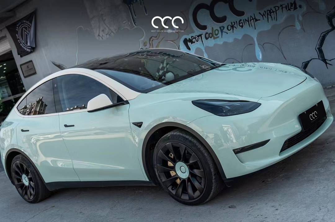 特斯拉modely漫彩改色膜狄斯绿清爽的颜色让人耳目一新