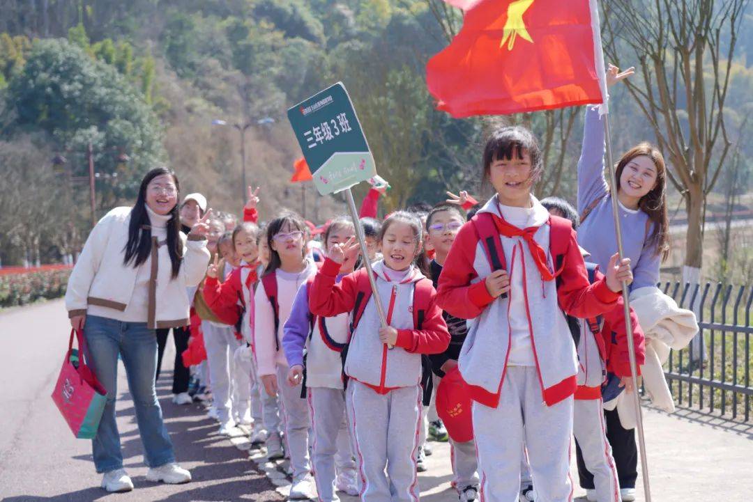 征途在前 行则将至班级与学生发展中心主任武松强调安全注意事项,希望