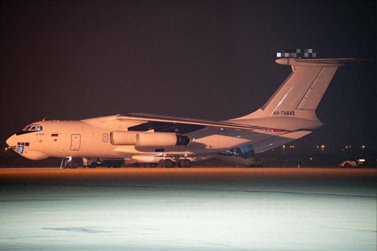 伊尔-76为什么有这样的航迹,最合理的推测,就是为朝鲜送来了什么货物