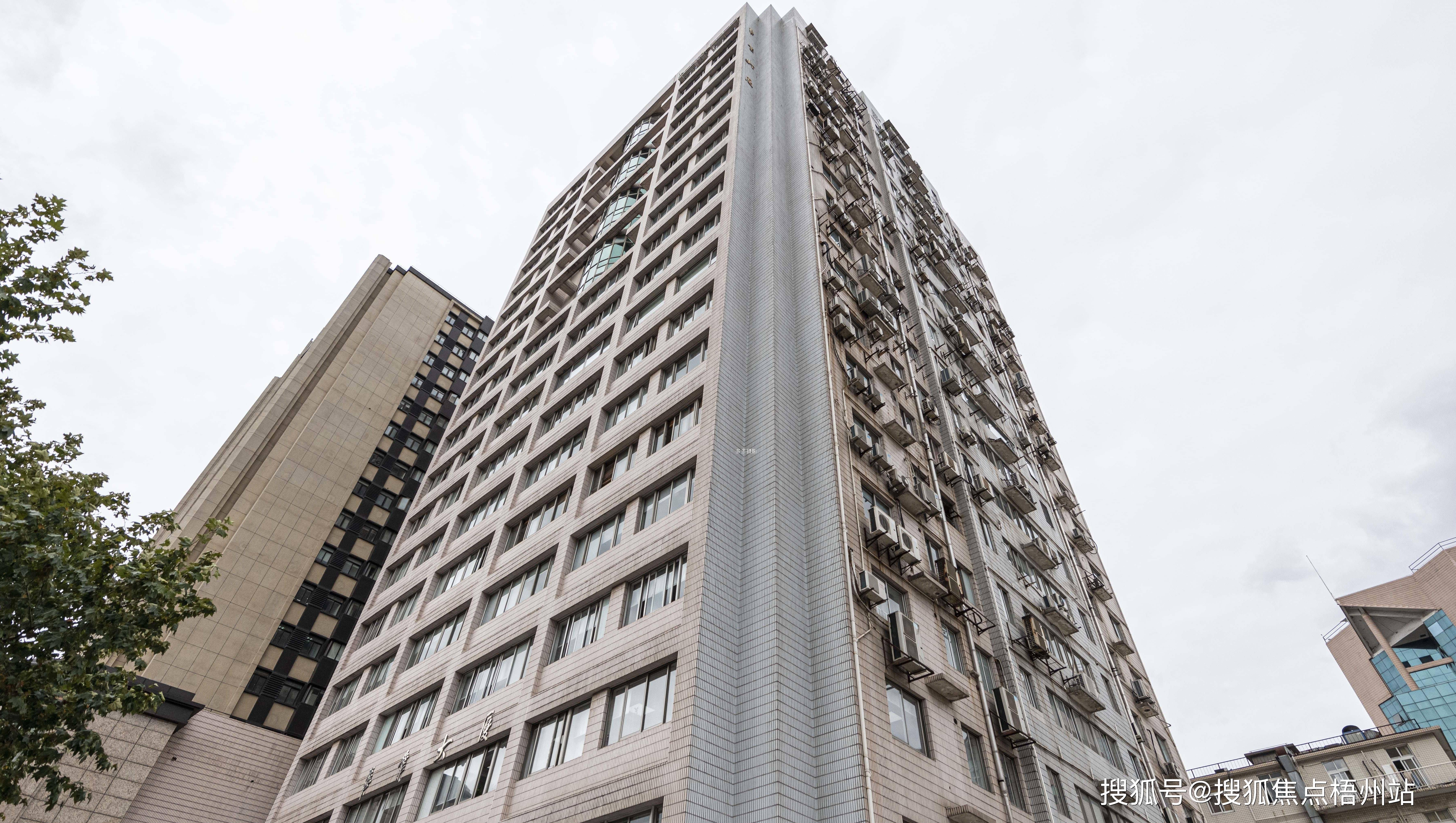 上海华业大厦联合办公租120人工位精装修交通便利可注册