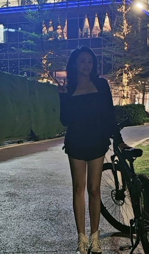 原创49岁曹颖晒自拍低领内搭超短热裤秀傲人身材脸部变化大认不出