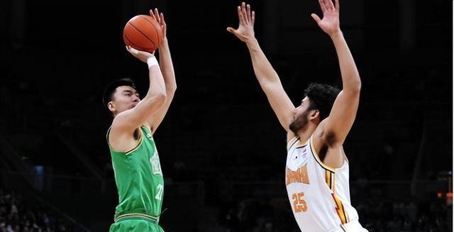 难度三分球后,辽宁男篮打出225的进攻高潮,瞬间将比分拉开至10288领先