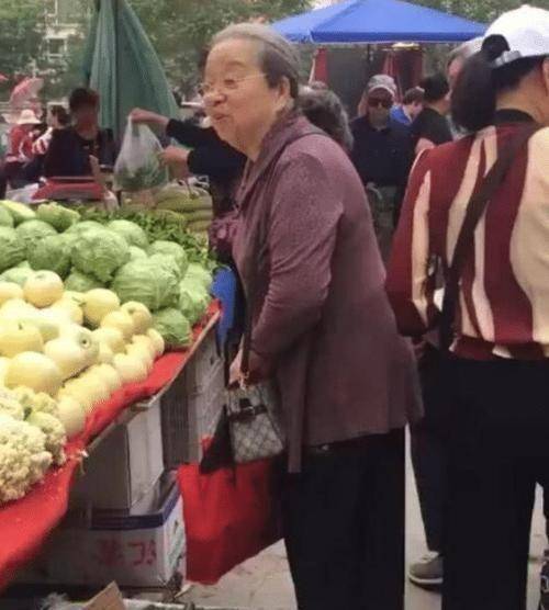 原创容嬷嬷李明启幼年丧父苦出身被说20年差点害了儿子