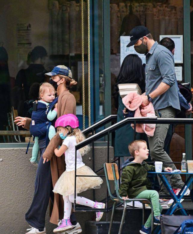 妻女逛街,1岁小女儿罕见露面,被三个公主围绕很满足_布莱克_瑞安_贝蒂