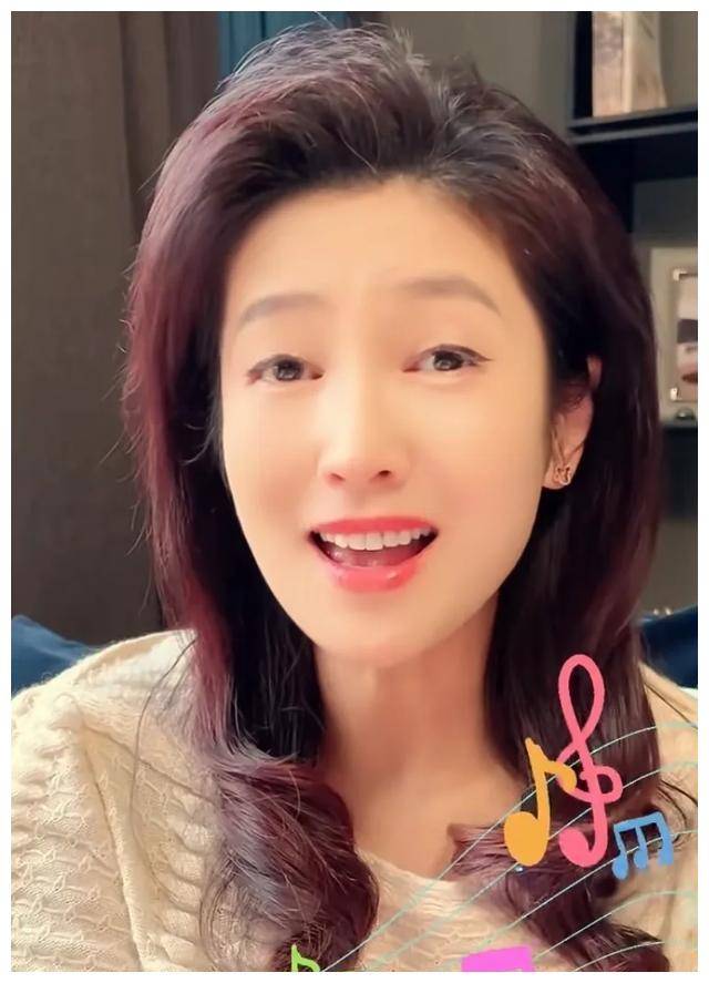 美女主持人春妮评董宇辉读书人的浪漫与幽默深受认可