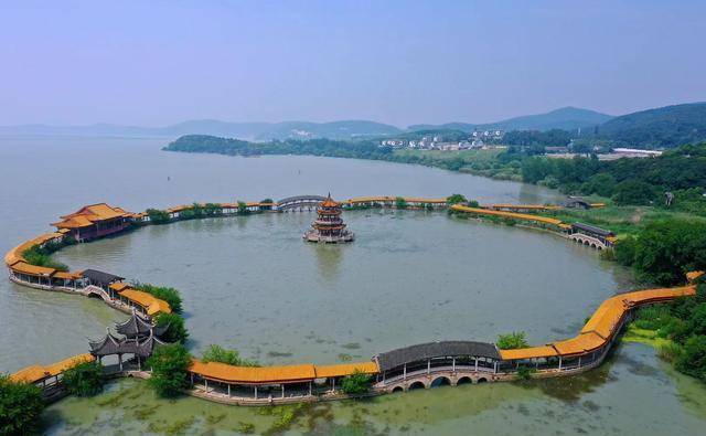 原创无锡太湖边有个景区荒废了15年在太湖里仍然屹立不倒