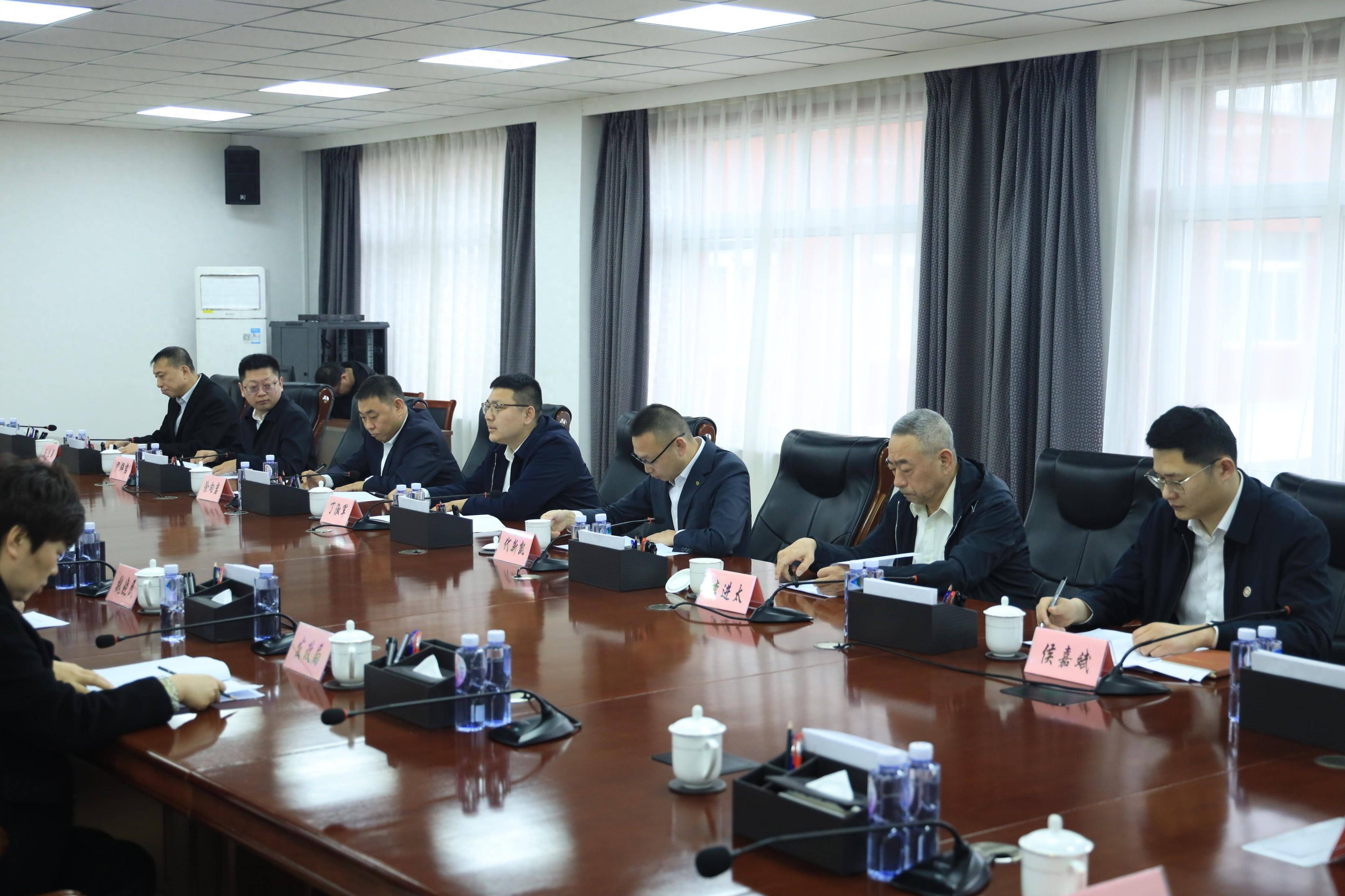 进行深入交流中创联控能源公司总经理丁淑军,建平县常务副县长武国航