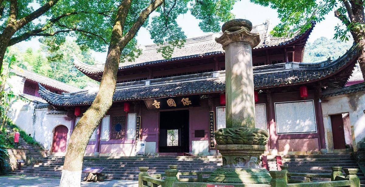 光建筑面积都有7000多平方米,在寺院外还有28公顷的山林