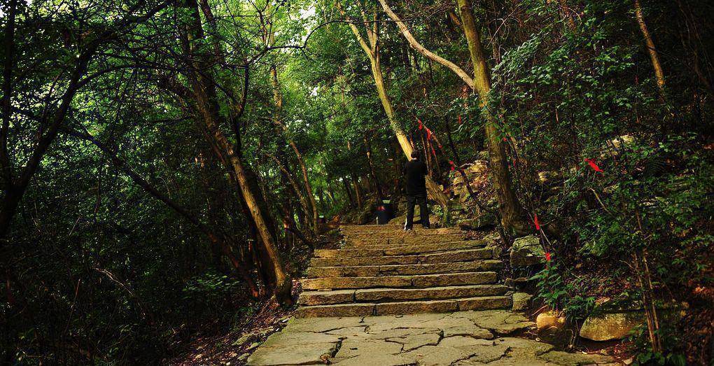 贵州安顺天台山顶这个古刹,悬浮在半空之中,因有五条巨龙而得名