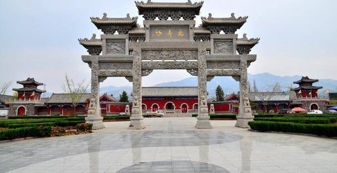 山东临沂"最灵"的道观,就在蒙山山脚,香火旺盛,游客云集_万寿宫_万寿