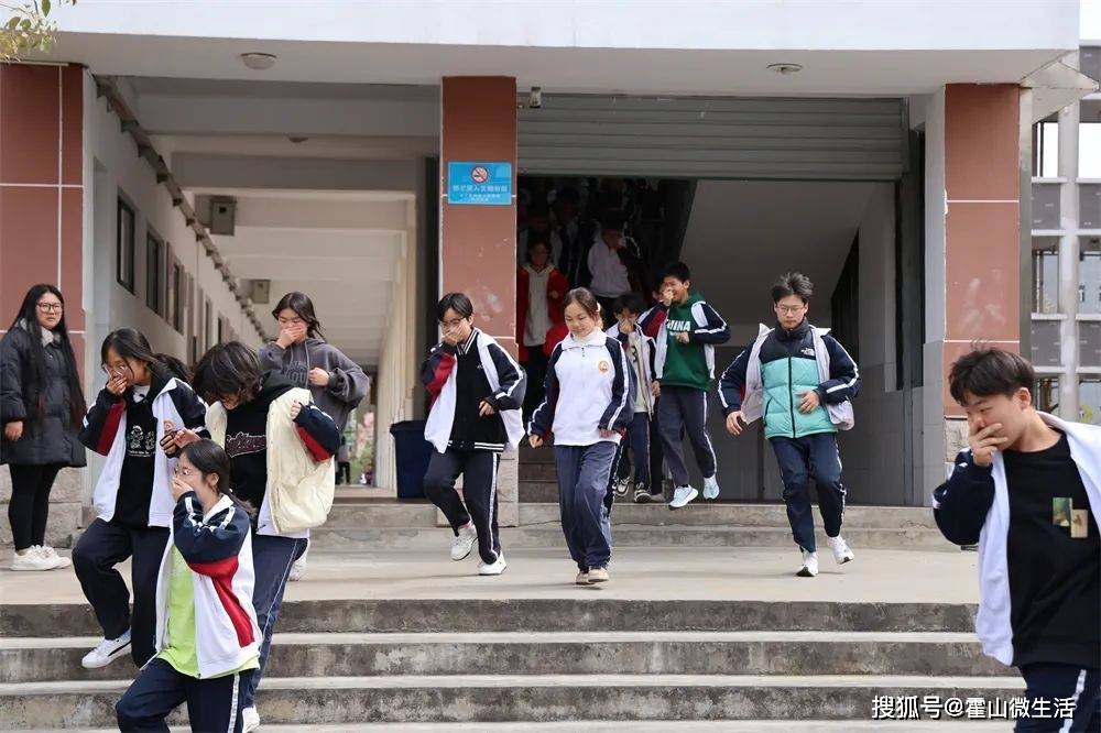 霍山文峰学校开展消防防震应急疏散演练