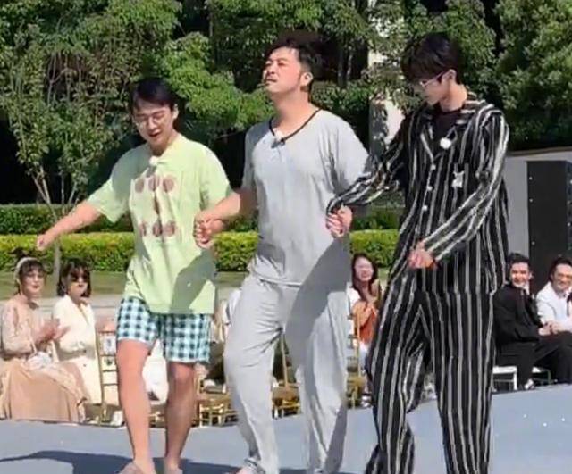 跑男睡衣大集合,衣服展示各自年代,张翰穿着太整齐_蔡徐坤_麒麟