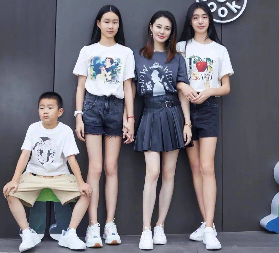 佟大为一家五口亮相仨娃颜值像极老爸俩女儿身高直逼一米八