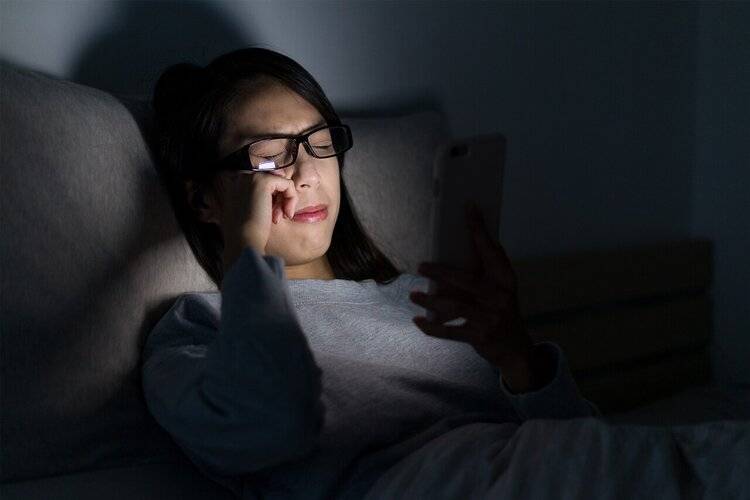 长期在睡前玩手机的人,会付出什么代价?这5个痛苦或会落你身上