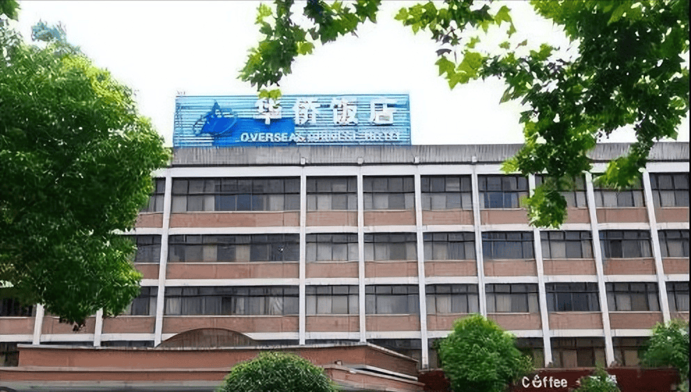 看见大堂内挂着一幅画,大喜:买饭店的钱有了_楼忠福_真迹_故事