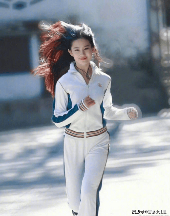 照片中,刘亦菲身着一身轻便的运动装,脚下踩着一双运动鞋,正在自由