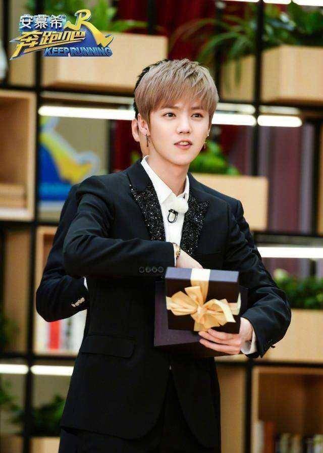 不过鹿晗这图看着好像有点不对啊,这后面是不是还有一个人啊,两个耳朵