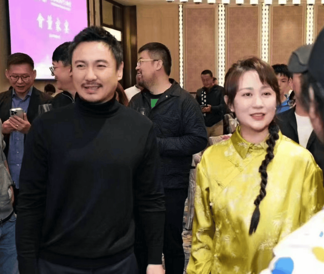 沈腾结婚8年后,携小娇妻出席活动,妻子气质和贾玲差远呢_王琦_喜剧