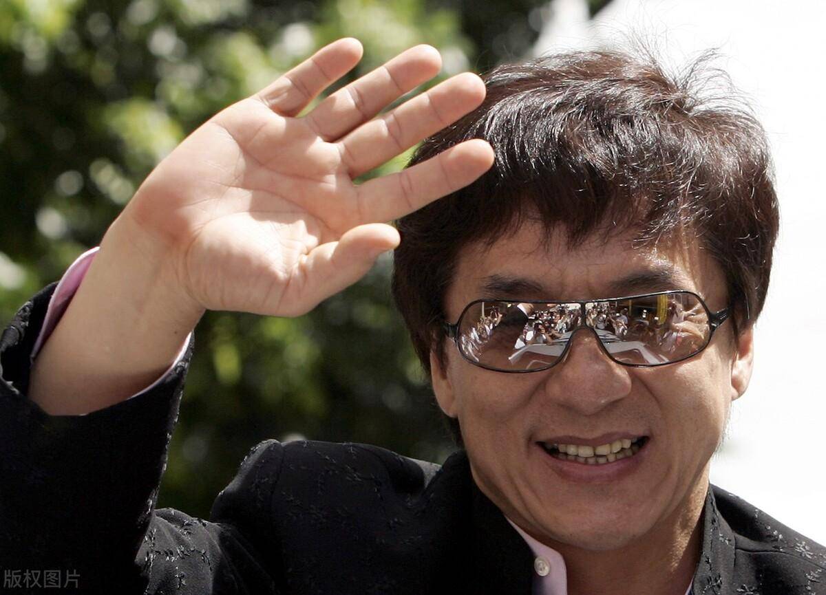 成龙断崖式衰老白发苍苍显尽老态网友泪目无法接受