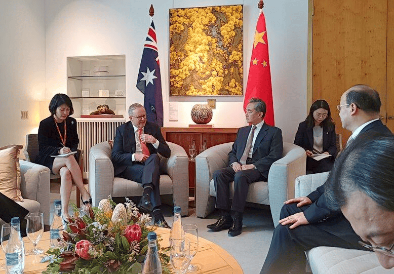 和澳前总理畅聊,王毅露出笑容,当着中方的面,基廷说了句公道话_黄英贤