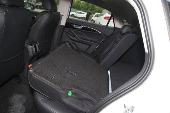 面对超大尺寸物品时,使用者可以尽情扩展后备箱空间,而无需担心开口