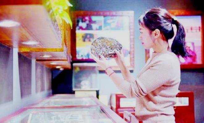 陨石猎人杨可欣5年冒死捡600颗陨石拒绝天价收购自开陨石馆