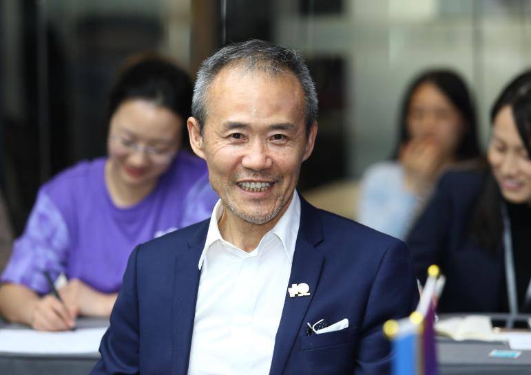 原创重庆女首富靠房地产发家离婚给丈夫200亿前夫转身娶空姐