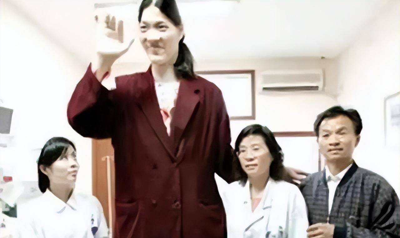 原创女巨人曾金莲高248米一顿吃2斤饭鞋穿60码遗体至今封存