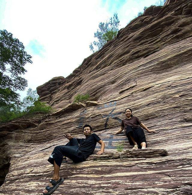河北一对90后的小夫妻仅凭借分享生活便在网络上吸引了大量粉丝.