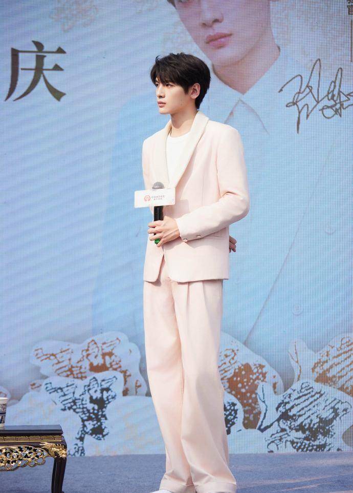 翟潇闻将霸王茶姬说成茶颜悦色他的周边直接被工作人员销毁了