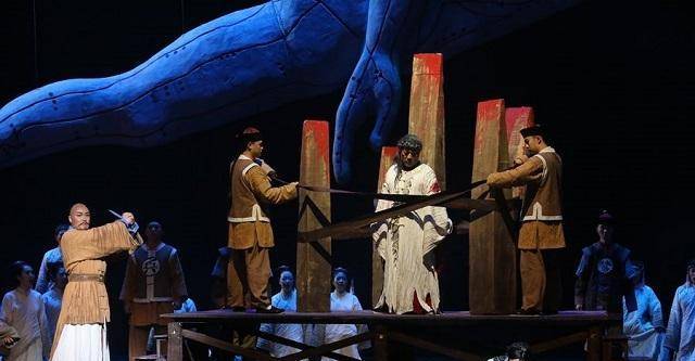 檀香刑剧场猫腔戏子们也在刑场上进行了最后的表演,那表演可以说是呼