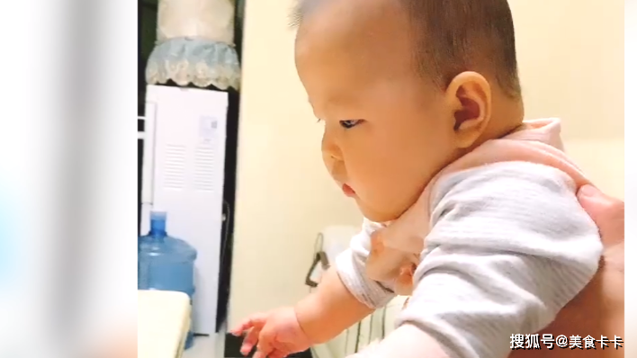 五个月大的宝宝也在抢西瓜。网友:你跟谁学吃饭的？妈妈什么时候回来？